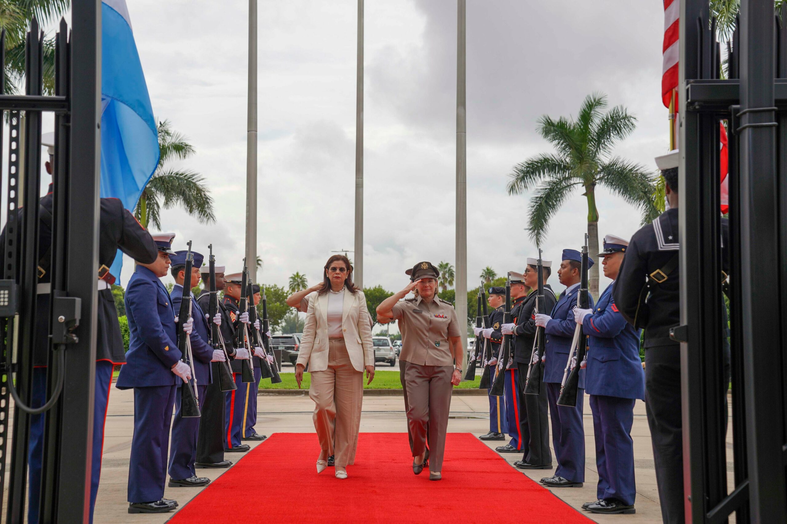 La comandante general Laura Richardson recibió a la Ministra de Defensa