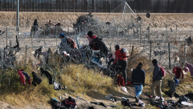 Migrantes abarrotan la frontera norte de México pese a visita de delegación de EEUU