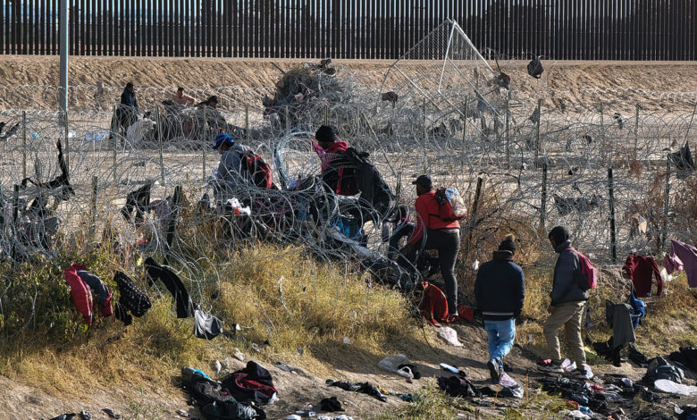 Migrantes abarrotan la frontera norte de México pese a visita de delegación de EEUU