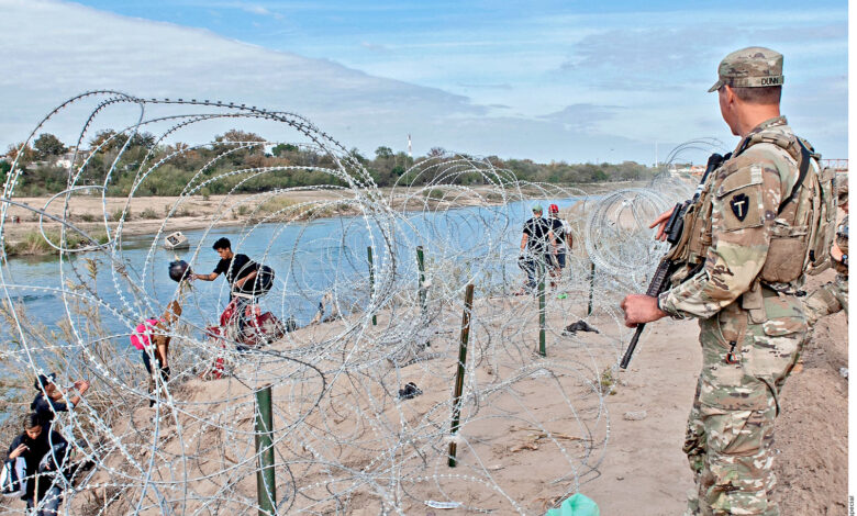 Funcionarios de Texas prometen instalar alambre de púas a lo largo de toda su frontera con México