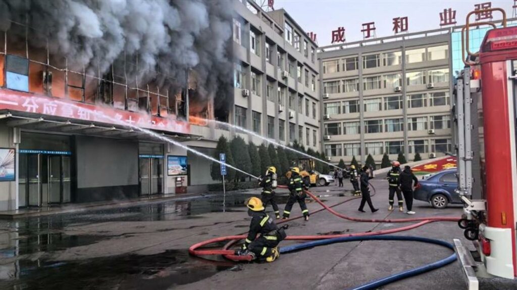 Al menos 25 fallecidos en el incendio de un edificio en el este de China