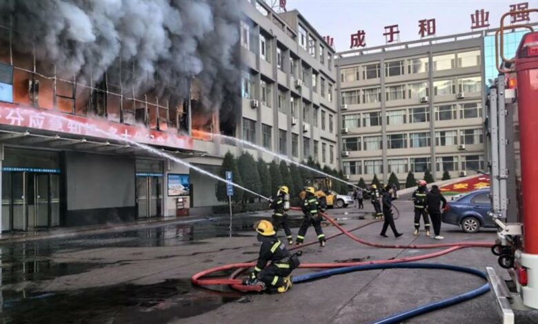 Al menos 25 fallecidos en el incendio de un edificio en el este de China