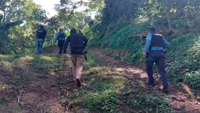 Intensa búsqueda del individuo que asesinó a su pareja, dejando heridas a su hija y suegra