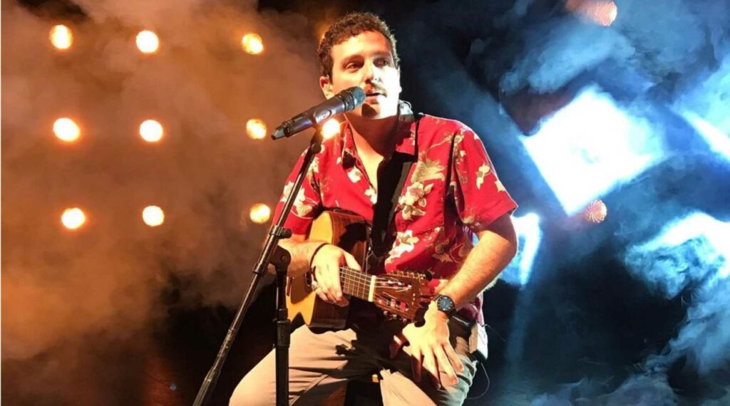 Muere el cantante ecuatoriano Diego Gallardo tras recibir un balazo por disturbios en su país 