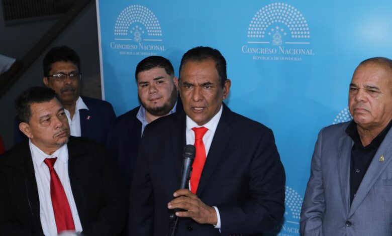 Mario Segura es reelegido como jefe de bancada del Partido Liberal