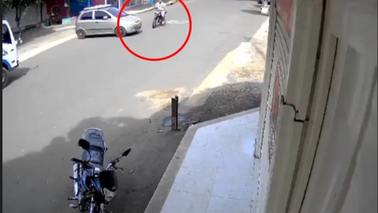 Motociclista pierde la pierna tras chocar con un vehículo (VIDEO)