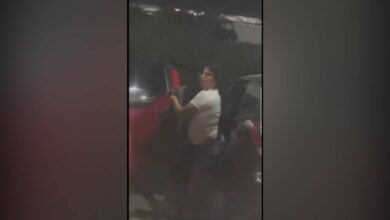 Pareja es captada abriendo carros en parqueo de supermercado en San Pedro Sula