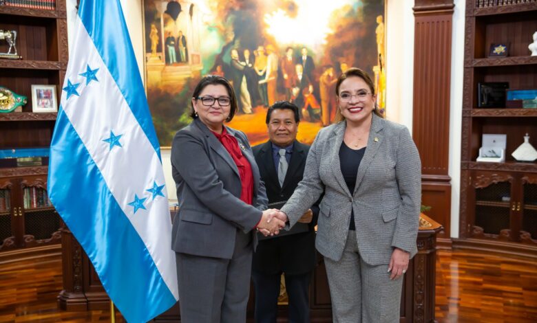Presidenta Xiomara Castro juramenta a nuevos ministros de Salud, Infraestructura y FHIS