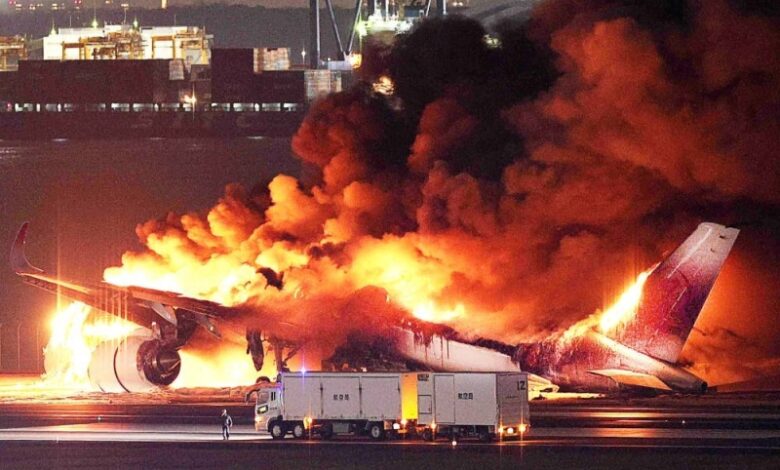 Cinco muertos y 379 personas evacuadas después de la colisión de dos aviones en un aeropuerto de Tokio (VIDEO)