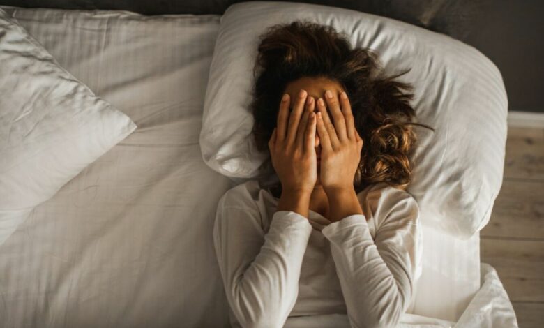 Qué significa despertarse en la madrugada: qué señales está enviando tu cuerpo