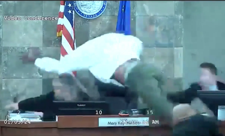 Hombre ataca a una jueza tras negarle la libertad condicional por un cargo de agresión (VIDEO)