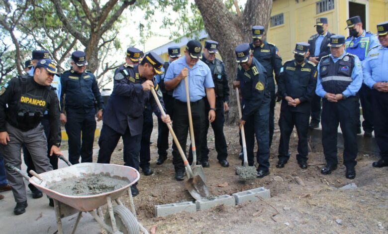 Autoridades de seguridad colocan primera piedra de guardería policial