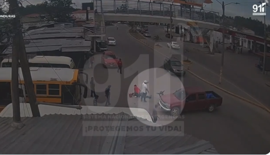 Cámaras del 911 registran accidente entre vehículo y motocicleta en Santa Rosa de Copán (VIDEO)
