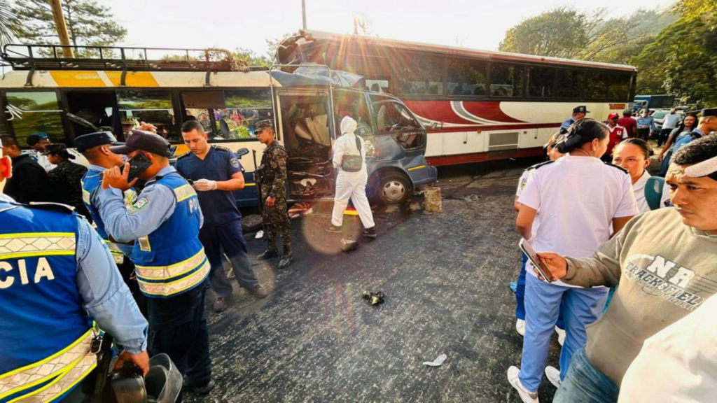 El terrible choque entre los dos autobuses interurbanos en el occidente de Honduras dejó al menos 17 personas muertas y varios heridos.