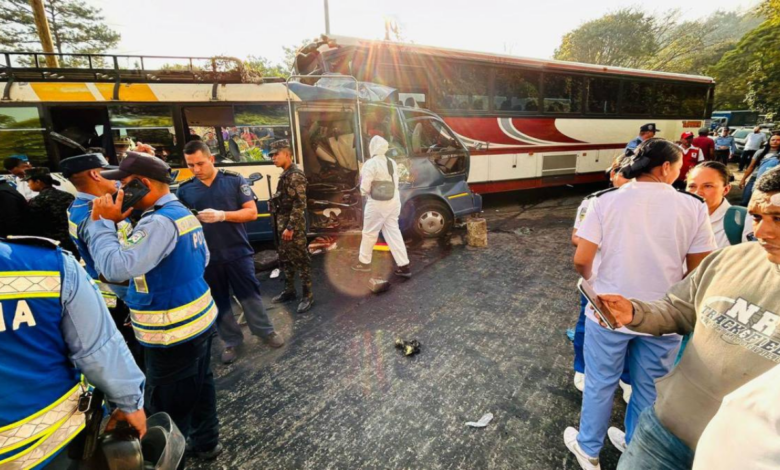 El terrible choque entre los dos autobuses interurbanos en el occidente de Honduras dejó al menos 17 personas muertas y varios heridos.
