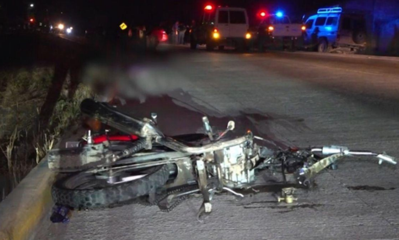 La motocicleta en la que se conducían los dos hombres quedó totalmente destruida.