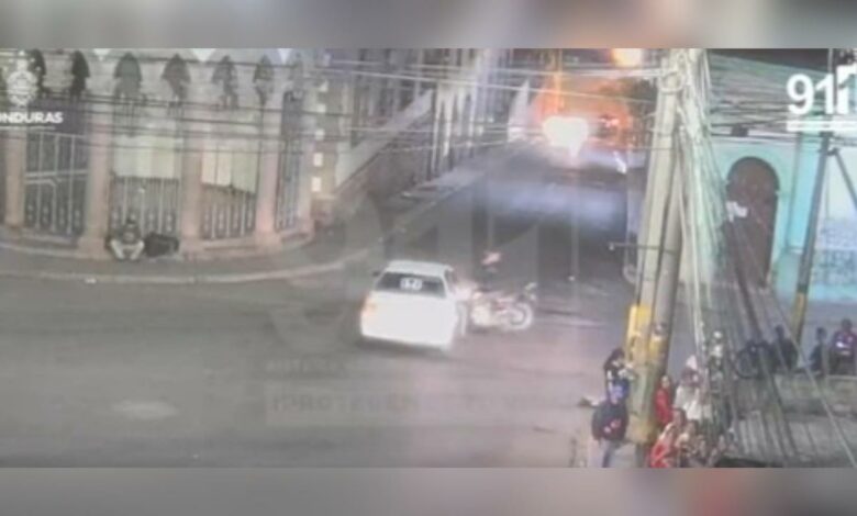 Cámaras del 911 captan brutal choque entre taxi y motociclista