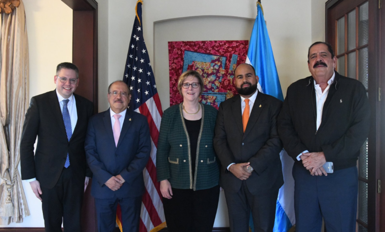 Delegación estadounidense se reúne con diversos sectores del país