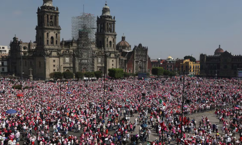 Cientos de mexicanos marchan por la democracia y acusan de corrupto al Gobierno de López Obrador