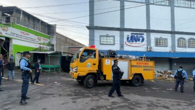 Policía Nacional brinda seguridad a damnificados tras incendio en negocios de Comayagüela 