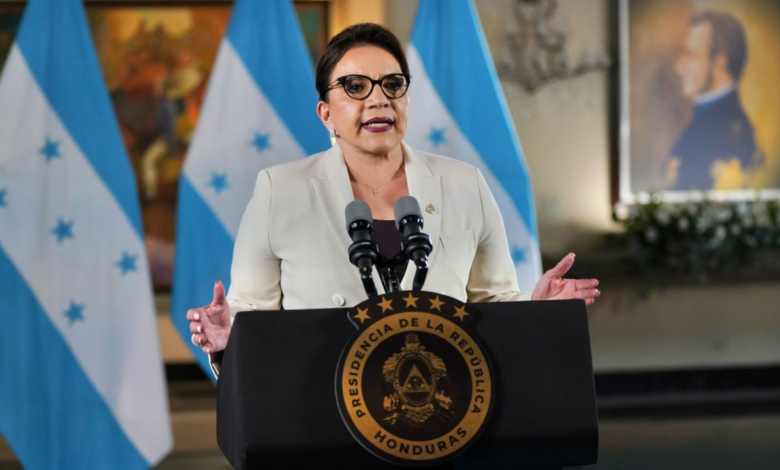 La presidenta hondureña se solidarizó con los familiares de las víctimas del accidente en Copán.