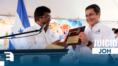 Foto de archivo. El alcalde Quintín Soriano entrega reconocimiento al expresidente Juan Orlando Hernández.