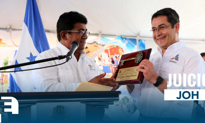 Foto de archivo. El alcalde Quintín Soriano entrega reconocimiento al expresidente Juan Orlando Hernández.