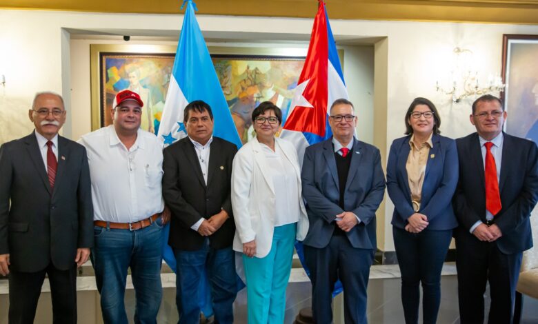 Honduras y Cuba firman acuerdo bilateral para la llegada de 89 médicos especialistas al país