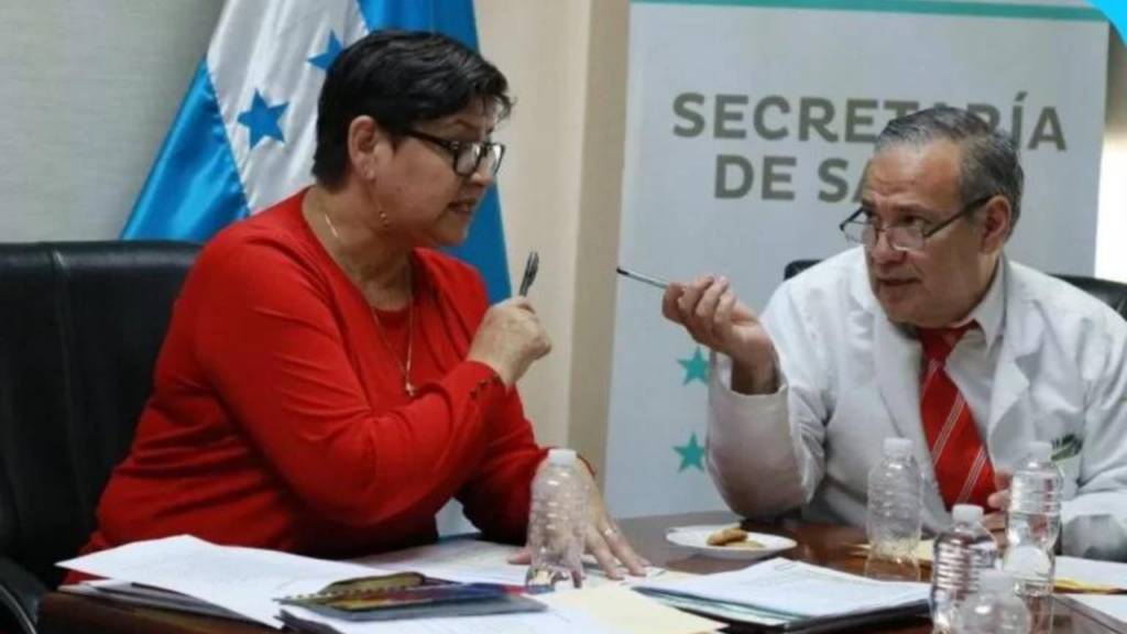 La ministra de Salud, Carla Paredes, y el presidente del Colegio Médico de Honduras, Samuel Santos dialogaron ampliamente durante la reunión.