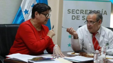 La ministra de Salud, Carla Paredes, y el presidente del Colegio Médico de Honduras, Samuel Santos dialogaron ampliamente durante la reunión.