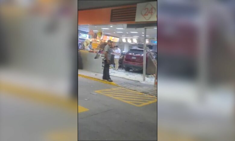 Mujer se mete con todo y carro a tienda en SPS (VIDEO)