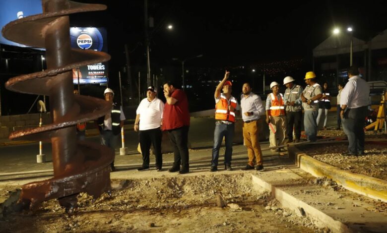 Alcalde Aldana supervisa trabajos nocturnos del paso a desnivel en el bulevar Juan Pablo II