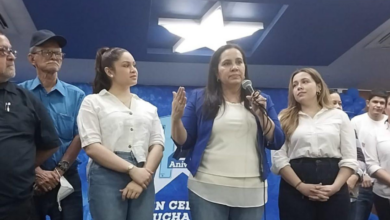 La abogada Ana García junto a sus hijas Daniela e Isabela Hernández.