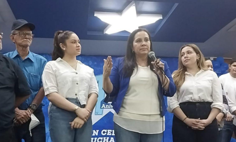 La abogada Ana García junto a sus hijas Daniela e Isabela Hernández.