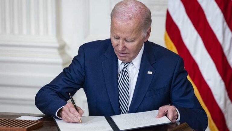 Biden firma un proyecto de ley de gastos que evita un cierre Gobierno