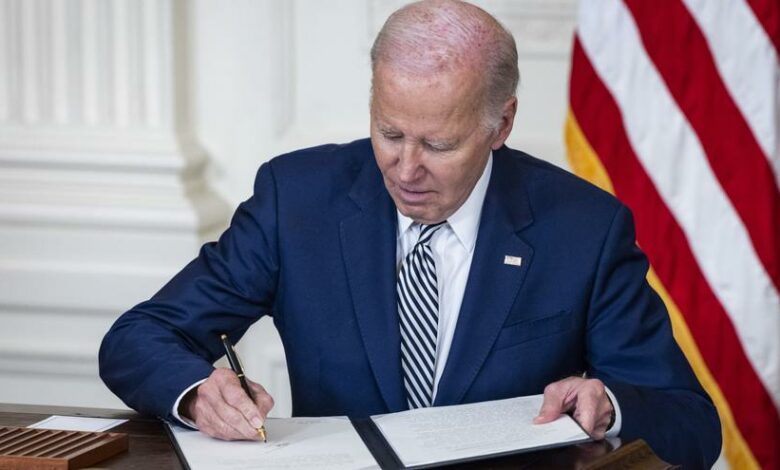 Biden firma un proyecto de ley de gastos que evita un cierre Gobierno