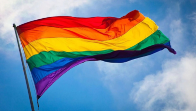 La Casa Blanca anunció que buscará la manera de derogar el veto que no permite izar la bandera LGBT.