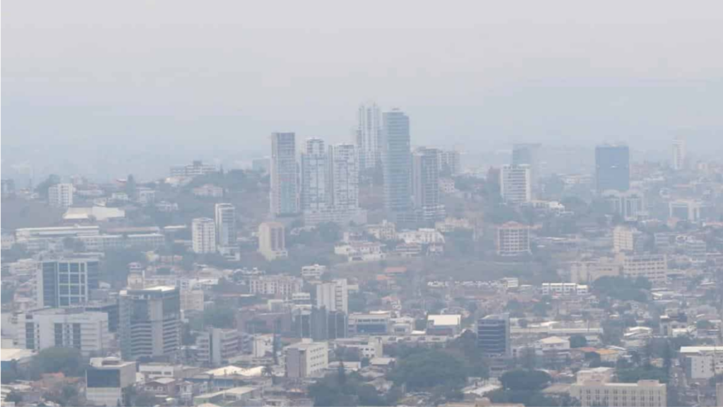 Los incendios a los alrededores de la capital hondureña han provocado que este día haya una capa de humo que ya obstaculiza la actividad aérea.