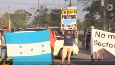 Manifestantes en SPS bloquean carretera, exigen obras urgentes en el sector de El Carmen