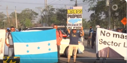 Manifestantes en SPS bloquean carretera, exigen obras urgentes en el sector de El Carmen
