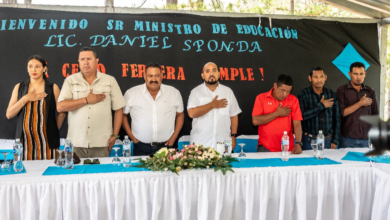 Daniel Sponda, ministro de Educación junto a otras autoridades en su visita al municipio de Orica, Francisco Morazán.