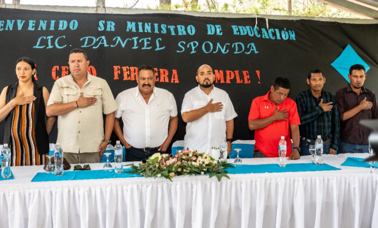 Daniel Sponda, ministro de Educación junto a otras autoridades en su visita al municipio de Orica, Francisco Morazán.