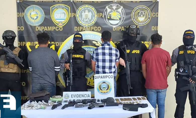 Marlon Humberto Acosta Medina, Armando José Bonilla Díaz y Héctor Inael Romero Herrera, fueron detenidos por elementos de la DIPAMPCO y son considerados miembros activos de la mencionada banda criminal.