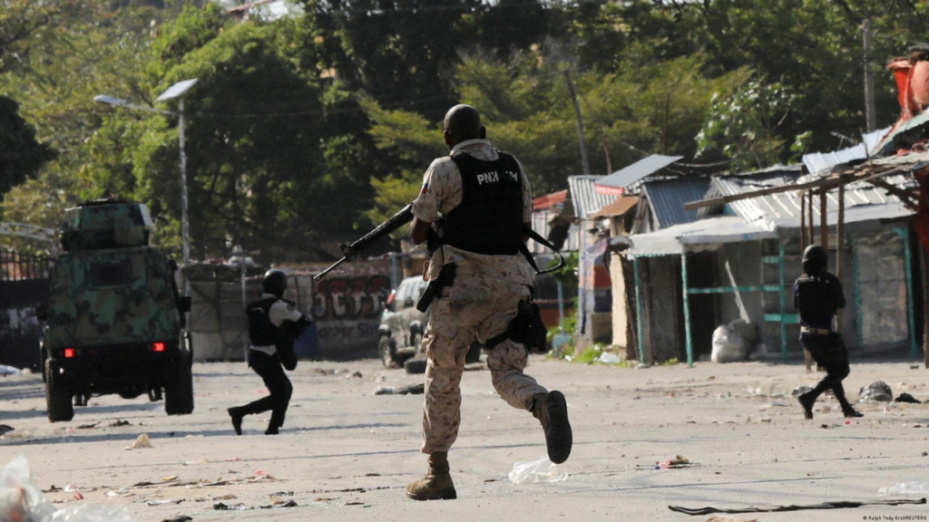 Policías haitianos se enfrentan a pandillas en Puerto Príncipe, Haití.