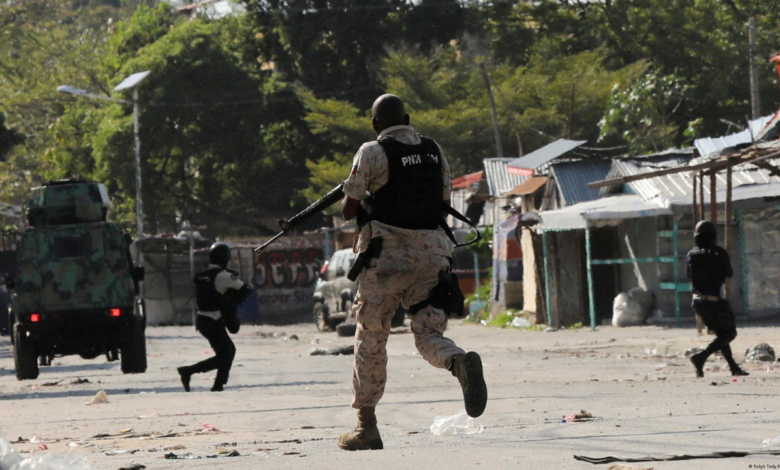 Policías haitianos se enfrentan a pandillas en Puerto Príncipe, Haití.
