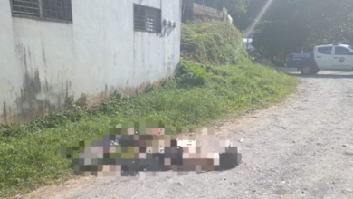 Los cuerpos de los dos jóvenes fueron encontrados en el sector de La Varela, en la Colonia San José, ambos con las manos atadas y múltiples heridas de bala.