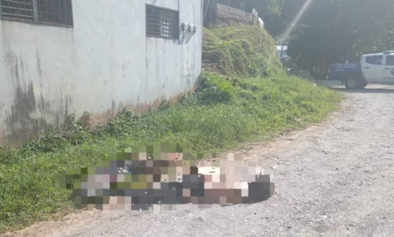 Los cuerpos de los dos jóvenes fueron encontrados en el sector de La Varela, en la Colonia San José, ambos con las manos atadas y múltiples heridas de bala.