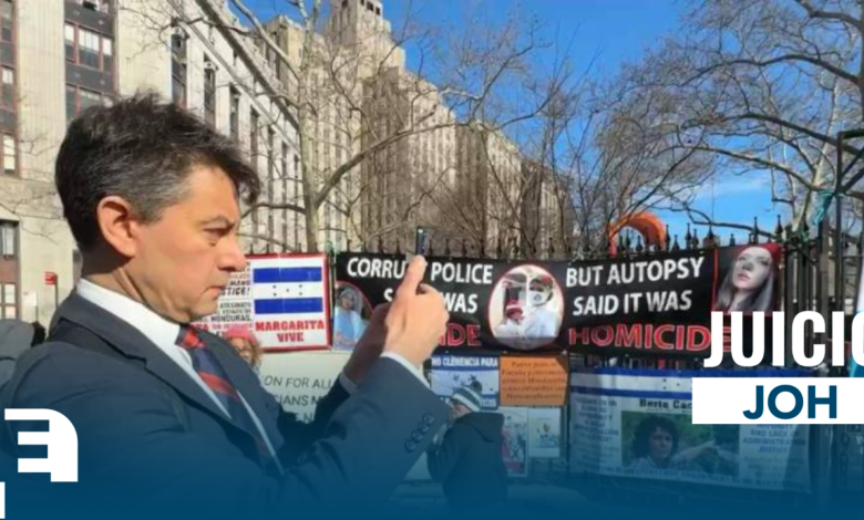 El abogado defensor del expresidente, Juan Orlando Hernández, sacó su teléfono y empezó a captar en video las pancartas que se encuentran en las afueras de la Corte del Distrito de Nueva York.