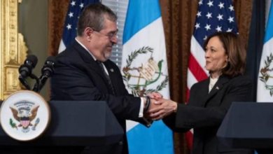 El presidente de Guatemala, Bernardo Arévalo, y la vicepresidenta de Estados Unidos, Kamala Harris, estrechan las manos antes de reunirse para un encuentro bilateral en la Casa Blanca.