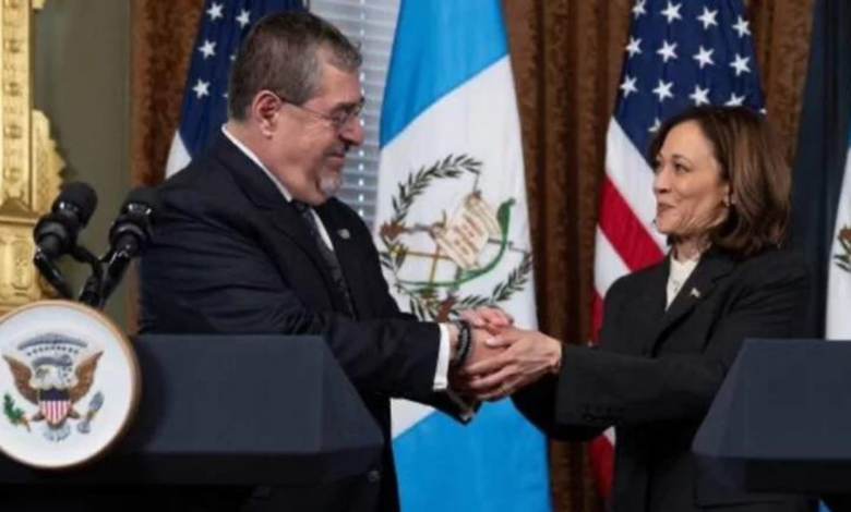 El presidente de Guatemala, Bernardo Arévalo, y la vicepresidenta de Estados Unidos, Kamala Harris, estrechan las manos antes de reunirse para un encuentro bilateral en la Casa Blanca.